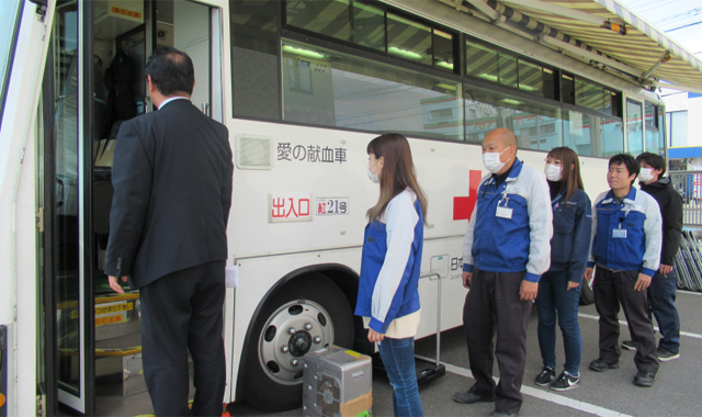 赤十字社血液センター「愛の献血車」に来ていただき献血へ協力しました